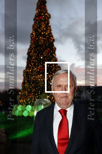 Noordwijk 5 november 2020
Harry Mens steekt de lichten van de kerstboom bij Hotel Huis ter Duin aan dit jaar.