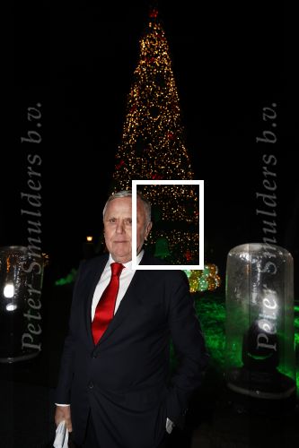 Noordwijk 5 november 2020
Harry Mens steekt de lichten van de kerstboom bij Hotel Huis ter Duin aan dit jaar.
