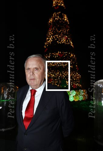 Noordwijk 5 november 2020
Harry Mens steekt de lichten van de kerstboom bij Hotel Huis ter Duin aan dit jaar.