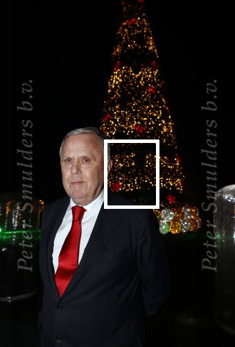 Noordwijk 5 november 2020
Harry Mens steekt de lichten van de kerstboom bij Hotel Huis ter Duin aan dit jaar.