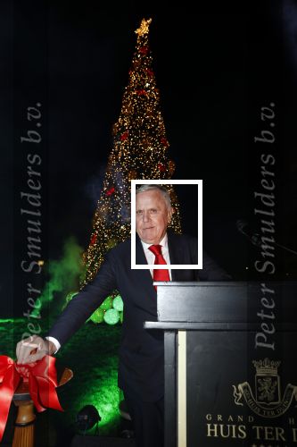 Noordwijk 5 november 2020
Harry Mens steekt de lichten van de kerstboom bij Hotel Huis ter Duin aan dit jaar.