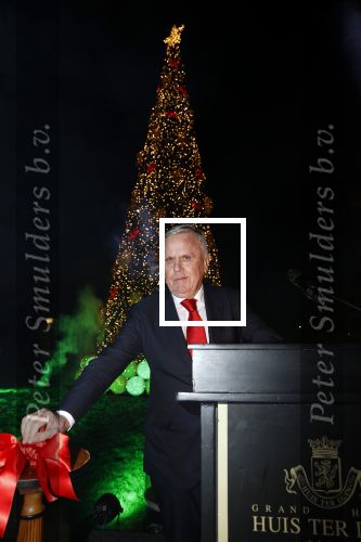 Noordwijk 5 november 2020
Harry Mens steekt de lichten van de kerstboom bij Hotel Huis ter Duin aan dit jaar.