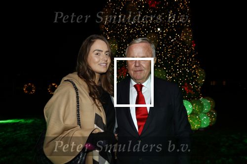 Noordwijk 5 november 2020
Harry Mens steekt de lichten van de kerstboom bij Hotel Huis ter Duin aan dit jaar. harry mens met zijn dochter Sarah