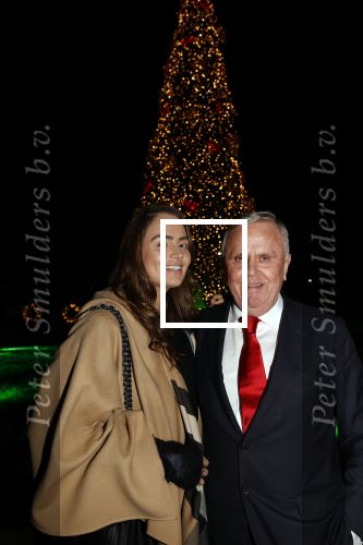 Noordwijk 5 november 2020
Harry Mens steekt de lichten van de kerstboom bij Hotel Huis ter Duin aan dit jaar. harry mens met zijn dochter Sarah