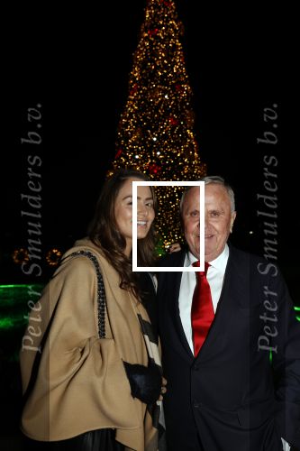 Noordwijk 5 november 2020
Harry Mens steekt de lichten van de kerstboom bij Hotel Huis ter Duin aan dit jaar. harry mens met zijn dochter Sarah