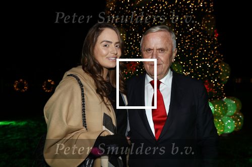 Noordwijk 5 november 2020
Harry Mens steekt de lichten van de kerstboom bij Hotel Huis ter Duin aan dit jaar. harry mens met zijn dochter Sarah