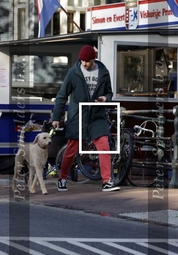 Amsterdam 22 oktober 2020
Henry v Loon wandelend met zijn hond in het centrum van Amsterdam