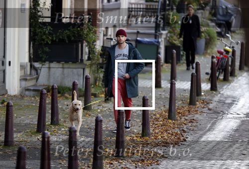 Amsterdam 22 oktober 2020
Henry v Loon wandelend met zijn hond in het centrum van Amsterdam