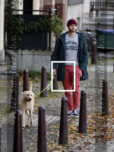 Amsterdam 22 oktober 2020
Henry v Loon wandelend met zijn hond in het centrum van Amsterdam