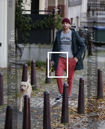 Amsterdam 22 oktober 2020
Henry v Loon wandelend met zijn hond in het centrum van Amsterdam