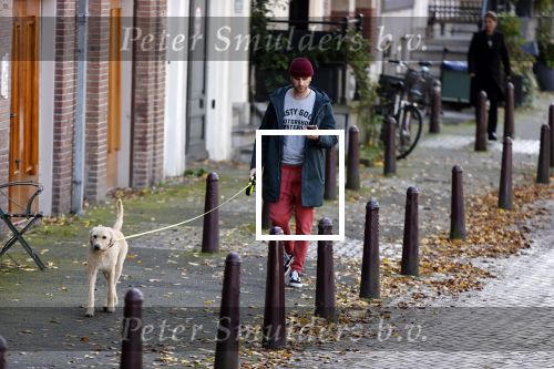 Amsterdam 22 oktober 2020
Henry v Loon wandelend met zijn hond in het centrum van Amsterdam