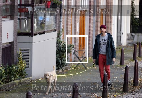 Amsterdam 22 oktober 2020
Henry v Loon wandelend met zijn hond in het centrum van Amsterdam