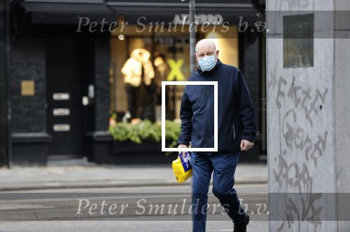 Amsterdam 19 oktober 2020
Hugo Metsers sr met en zonder mondkapje in Amsterdam zuid