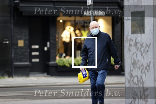 Amsterdam 19 oktober 2020
Hugo Metsers sr met en zonder mondkapje in Amsterdam zuid