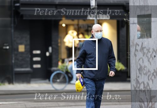 Amsterdam 19 oktober 2020
Hugo Metsers sr met en zonder mondkapje in Amsterdam zuid