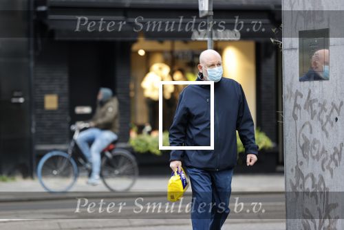 Amsterdam 19 oktober 2020
Hugo Metsers sr met en zonder mondkapje in Amsterdam zuid