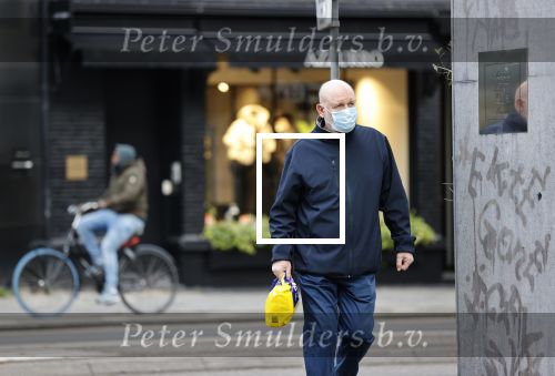 Amsterdam 19 oktober 2020
Hugo Metsers sr met en zonder mondkapje in Amsterdam zuid
