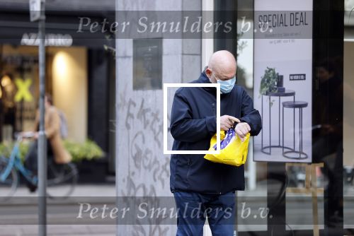 Amsterdam 19 oktober 2020
Hugo Metsers sr met en zonder mondkapje in Amsterdam zuid