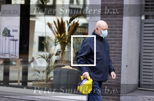 Amsterdam 19 oktober 2020
Hugo Metsers sr met en zonder mondkapje in Amsterdam zuid