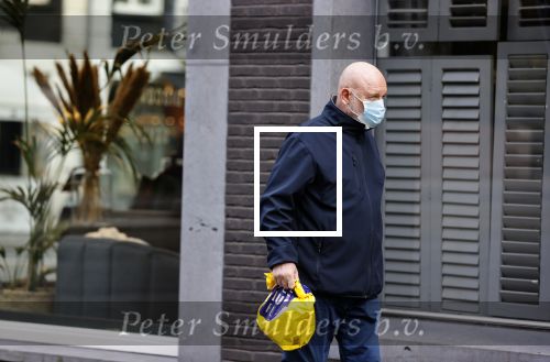 Amsterdam 19 oktober 2020
Hugo Metsers sr met en zonder mondkapje in Amsterdam zuid