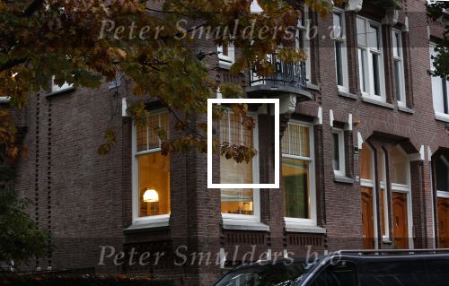 Amsterdam 21 oktober 2020
Jack Spijkerman loopr met boodschappen naar zijn huis