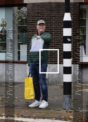 Amsterdam 21 oktober 2020
Jack Spijkerman loopr met boodschappen naar zijn huis