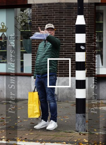 Amsterdam 21 oktober 2020
Jack Spijkerman loopr met boodschappen naar zijn huis