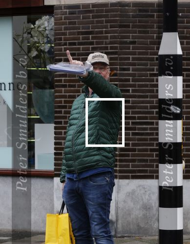 Amsterdam 21 oktober 2020
Jack Spijkerman loopr met boodschappen naar zijn huis