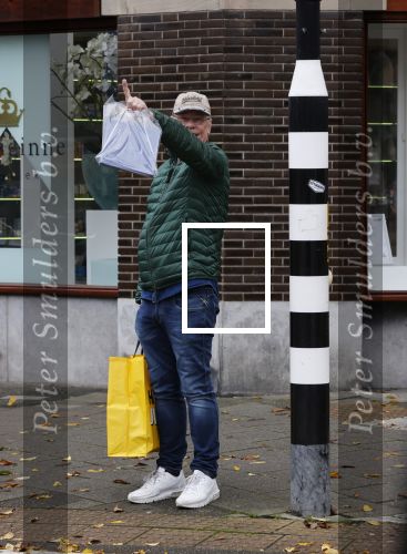 Amsterdam 21 oktober 2020
Jack Spijkerman loopr met boodschappen naar zijn huis