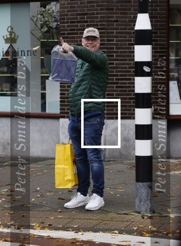 Amsterdam 21 oktober 2020
Jack Spijkerman loopr met boodschappen naar zijn huis