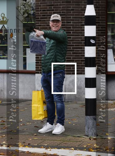Amsterdam 21 oktober 2020
Jack Spijkerman loopr met boodschappen naar zijn huis
