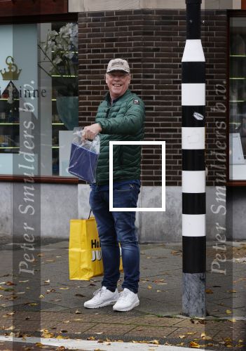 Amsterdam 21 oktober 2020
Jack Spijkerman loopr met boodschappen naar zijn huis