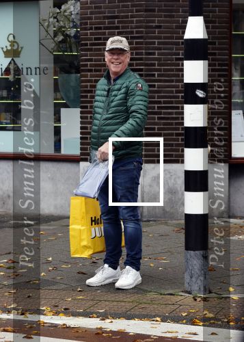 Amsterdam 21 oktober 2020
Jack Spijkerman loopr met boodschappen naar zijn huis