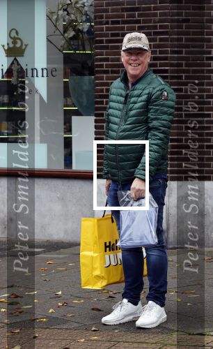 Amsterdam 21 oktober 2020
Jack Spijkerman loopr met boodschappen naar zijn huis