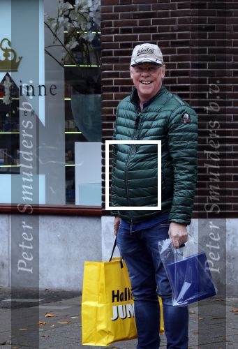 Amsterdam 21 oktober 2020
Jack Spijkerman loopr met boodschappen naar zijn huis