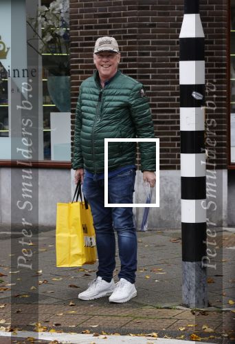 Amsterdam 21 oktober 2020
Jack Spijkerman loopr met boodschappen naar zijn huis