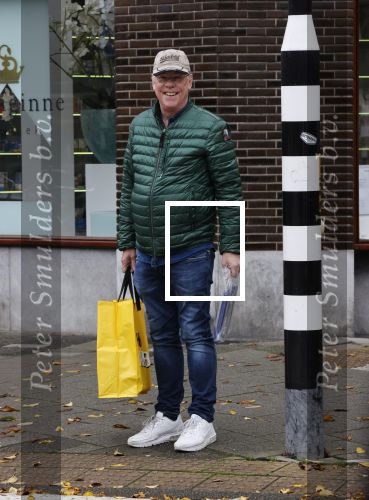 Amsterdam 21 oktober 2020
Jack Spijkerman loopr met boodschappen naar zijn huis