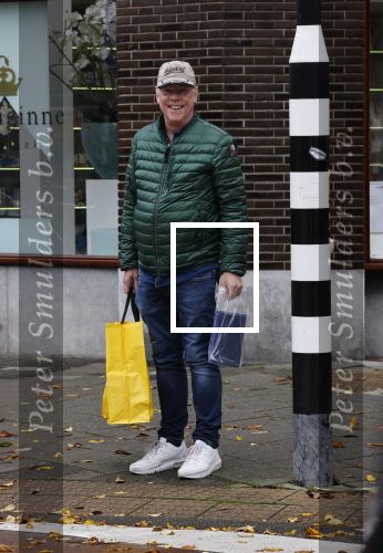 Amsterdam 21 oktober 2020
Jack Spijkerman loopr met boodschappen naar zijn huis