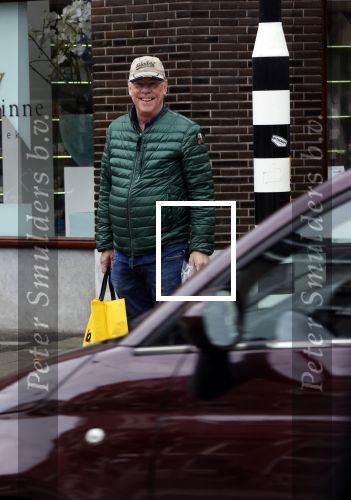 Amsterdam 21 oktober 2020
Jack Spijkerman loopr met boodschappen naar zijn huis