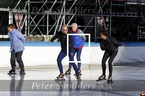 Amsterdam 4 november 2020
Jan Smit met zijn vrouw Liza schaatsend op de Jaap Edenbaan.
