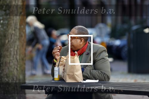 Amsterdam 22 oktober 2020
John Leerdam eet een frietje in Amsterdam zuid