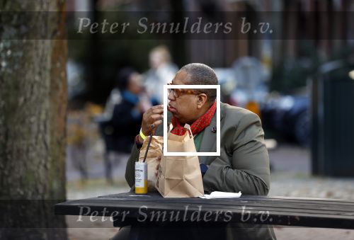 Amsterdam 22 oktober 2020
John Leerdam eet een frietje in Amsterdam zuid