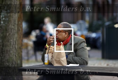 Amsterdam 22 oktober 2020
John Leerdam eet een frietje in Amsterdam zuid
