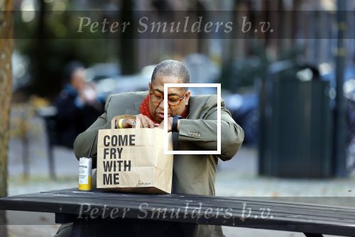 Amsterdam 22 oktober 2020
John Leerdam eet een frietje in Amsterdam zuid
