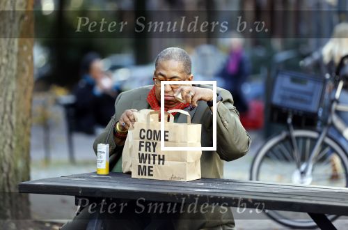 Amsterdam 22 oktober 2020
John Leerdam eet een frietje in Amsterdam zuid