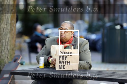Amsterdam 22 oktober 2020
John Leerdam eet een frietje in Amsterdam zuid