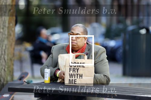 Amsterdam 22 oktober 2020
John Leerdam eet een frietje in Amsterdam zuid