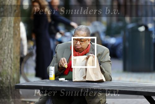 Amsterdam 22 oktober 2020
John Leerdam eet een frietje in Amsterdam zuid