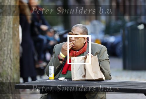 Amsterdam 22 oktober 2020
John Leerdam eet een frietje in Amsterdam zuid