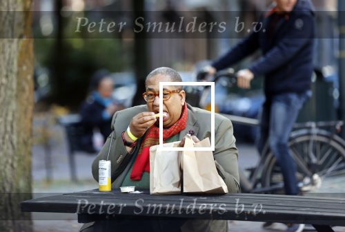 Amsterdam 22 oktober 2020
John Leerdam eet een frietje in Amsterdam zuid